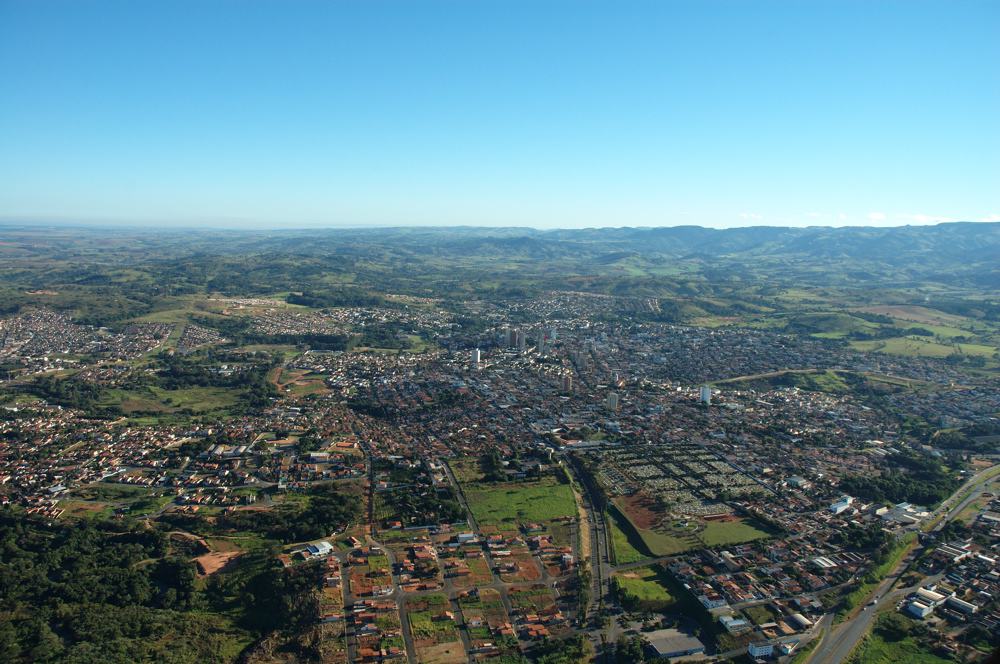 A cidade encravada nas colinas que antecedem a Serra da Mantiqueira.