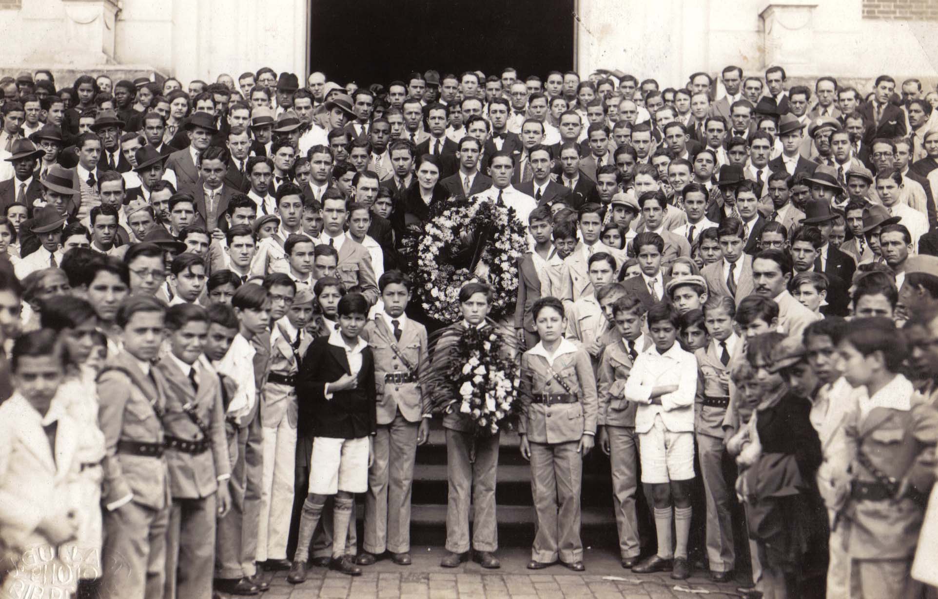 Maria Sguassábia com ex-combatentes em 1934