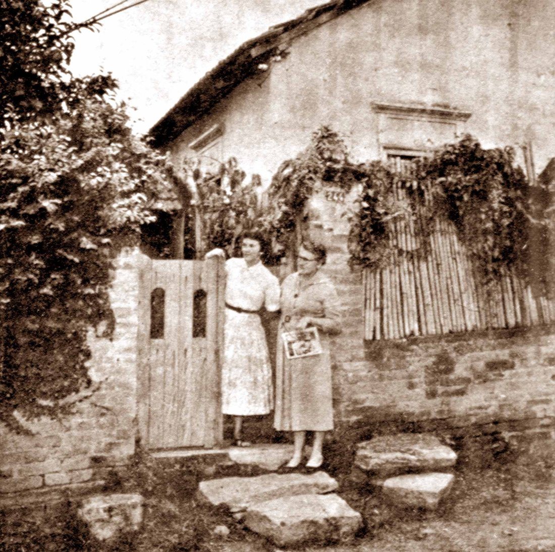 Maria Sguassábia com a sobrinha Terezinha à porta de casa