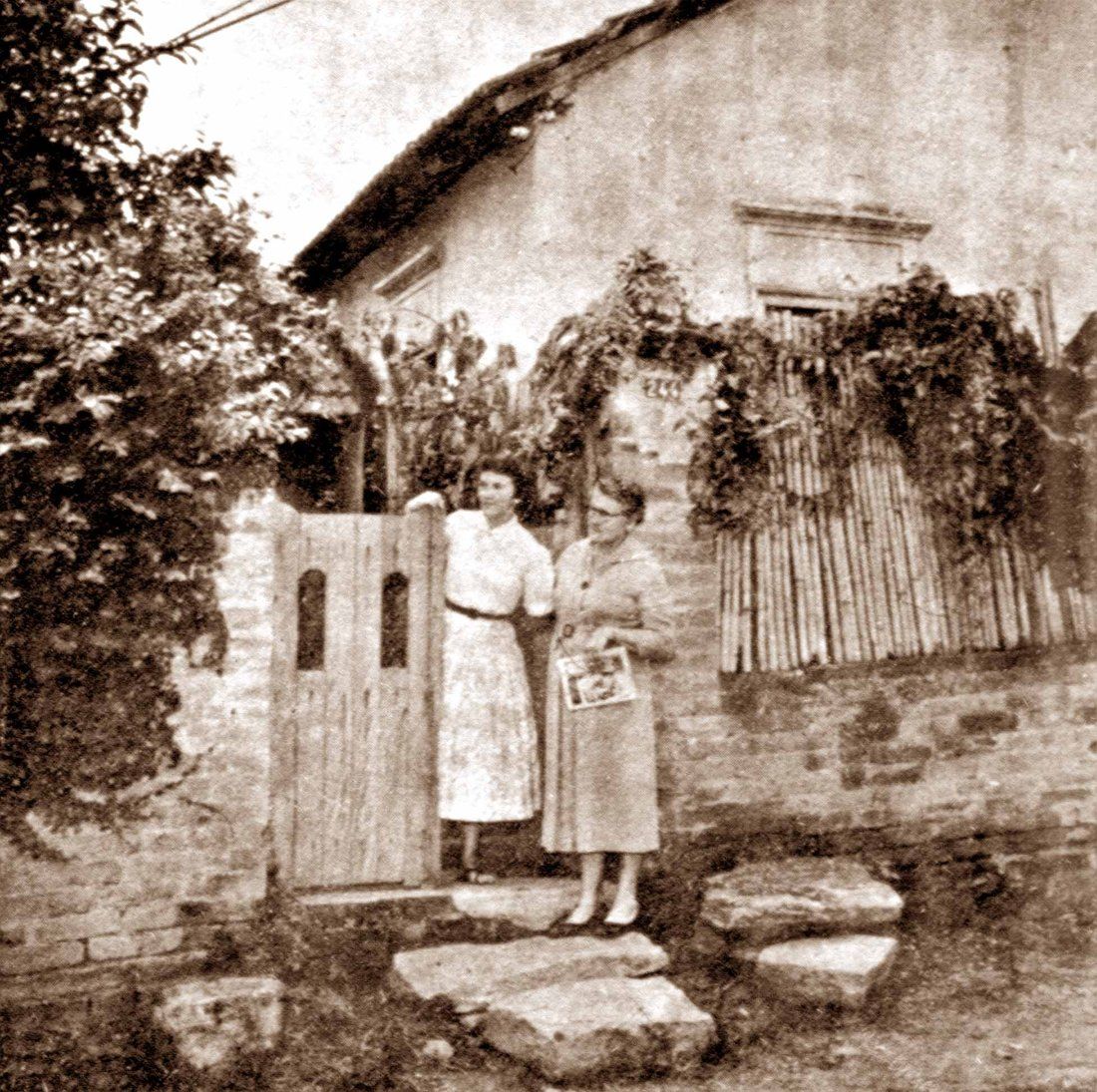 Maria Sguassábia com a sobrinha Terezinha à porta de casa
