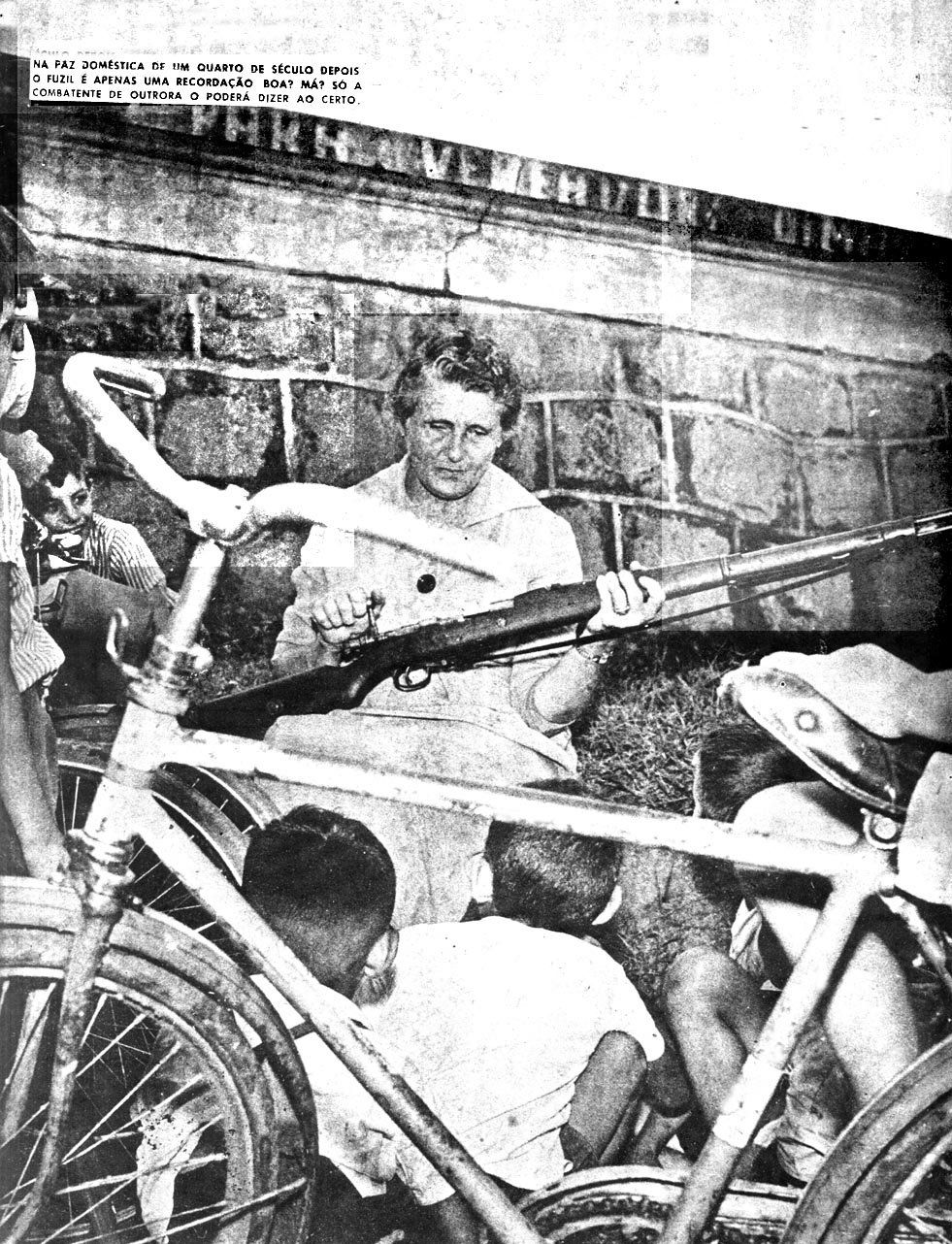 Maria de bicicleta em 1957
