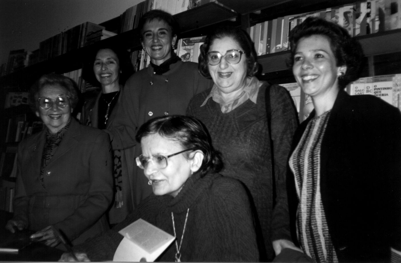 Orides Fontela autografando Teia