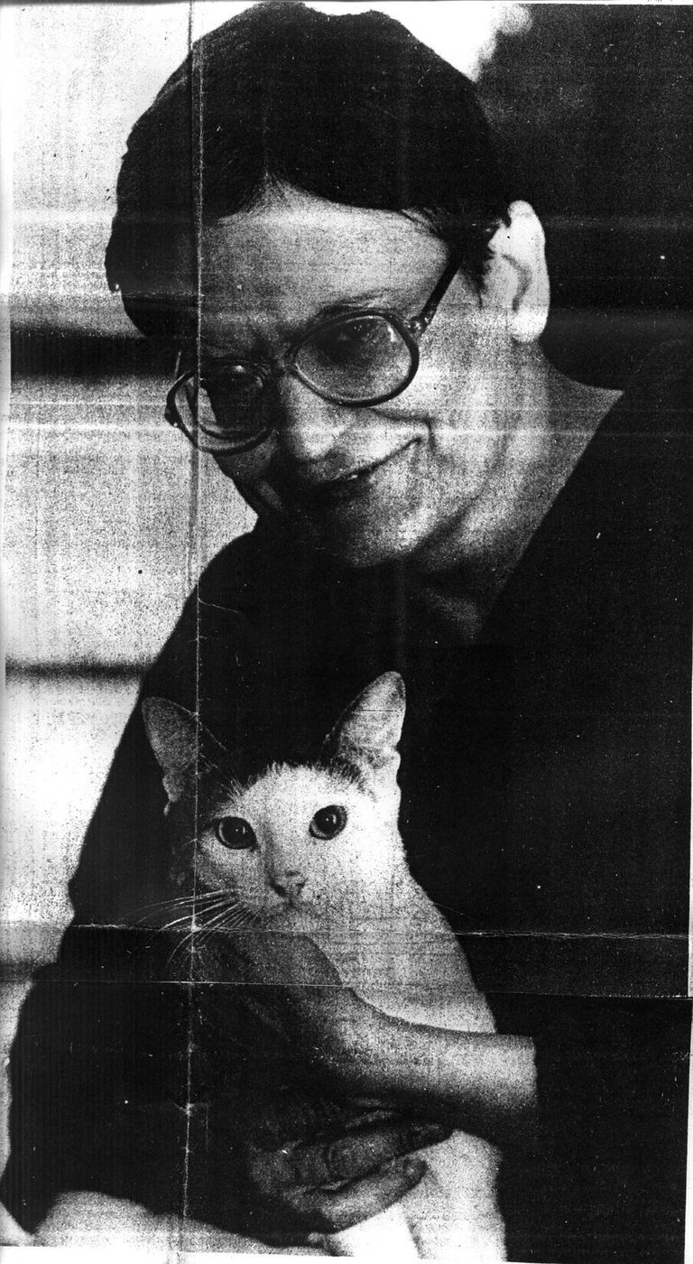 Orides Fontela com um de seus gatos